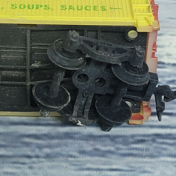 Vintage H.O scale Heinz 57 train box car yellow/red - Picture 10 of 12